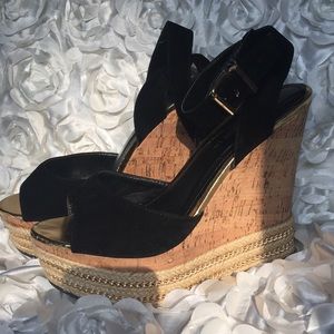 👠 Black and Gold Wedges